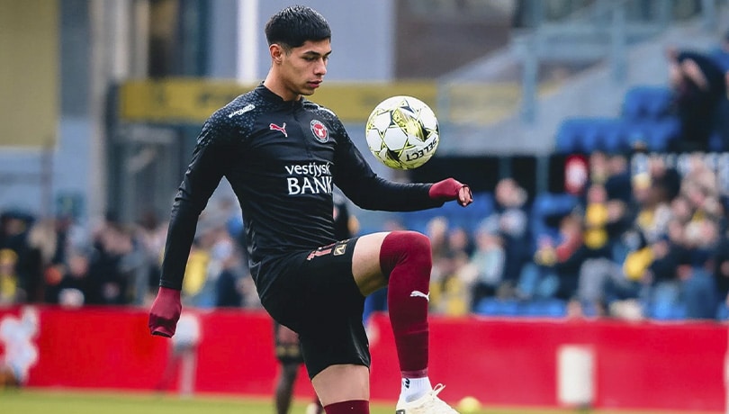 El DT del Midtjylland sobre la expulsión de Darío Osorio: “Si vuelve a pasar, lo llevaremos al interior del club”