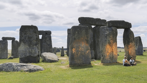 Activistas vandalizan el milenario monumento de Stonehenge: Lo rociaron con pintura