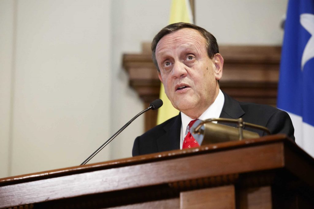 Rector de la UC rechaza proyecto de aborto legal: “Uno espera que el país se la juegue por los más vulnerables”