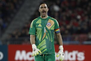 Preocupación en La Roja: Claudio Bravo sale lesionado frente a Paraguay