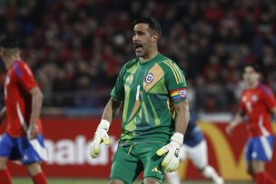 ¡Histórico! Claudio Bravo se transforma en el futbolista más veterano en jugar un partido de Copa América