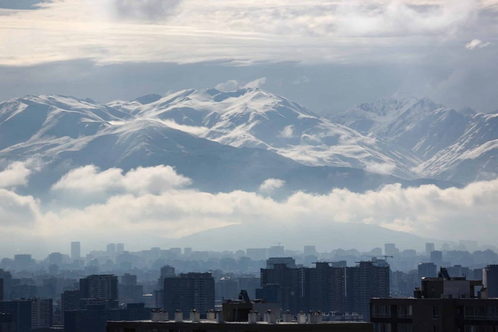 DMC emite alerta meteorológica por viento “moderado a fuerte”: afectará a siete regiones