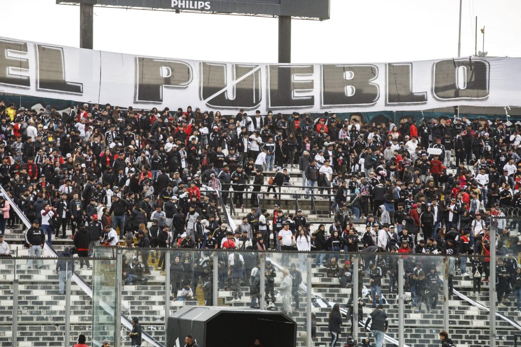 Partido de Colo-Colo se suspende por graves incidentes en el Monumental