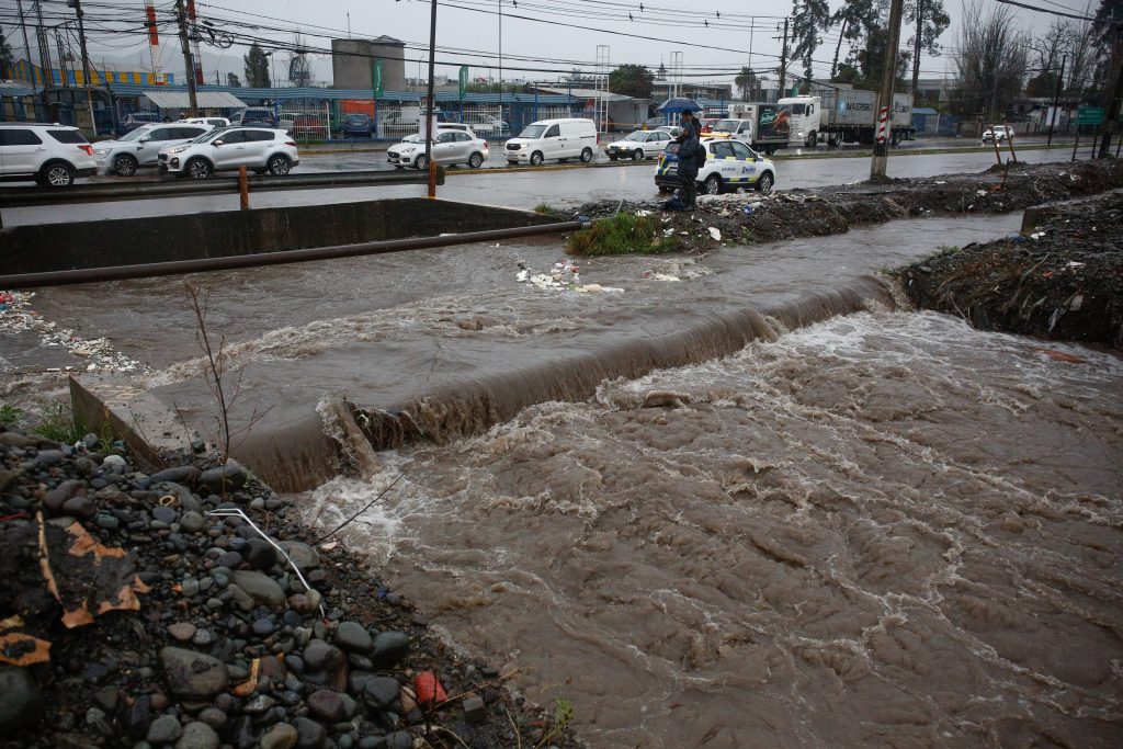 Alcalde Vodanovic advierte que encontraron cinco refrigeradores en canal Santa Marta: “los canales no son vertederos”