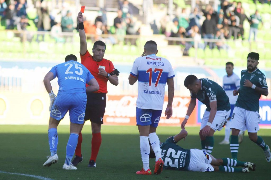 Con dos expulsados: La UC pierde sobre la hora frente a Santiago Wanderers por Copa Chile