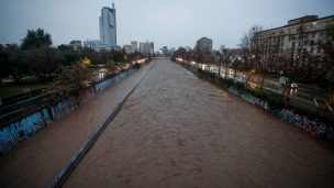 Providencia: Accidente de tránsito termina con auto volcado y a metros de caer al río Mapocho