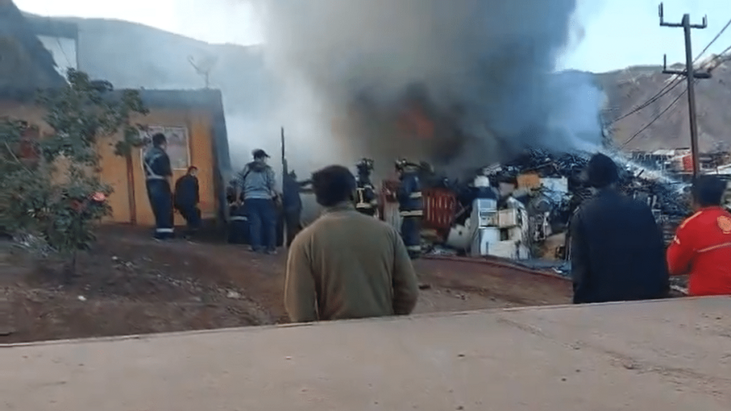 Antofagasta Bomberos trabajaron más de tres horas en el combate de la emergencia en Antofagasta.