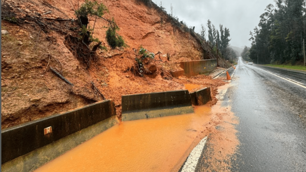 Sistema frontal: Autoridades definen cerrar Ruta de la Madera por remociones de masas
