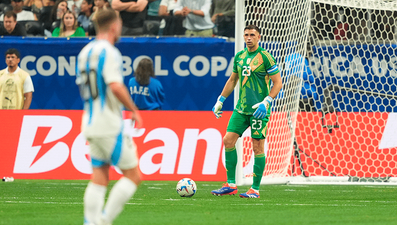 La crítica de Emiliano Martínez a la cancha: “Es un desastre, parecía un trampolín”