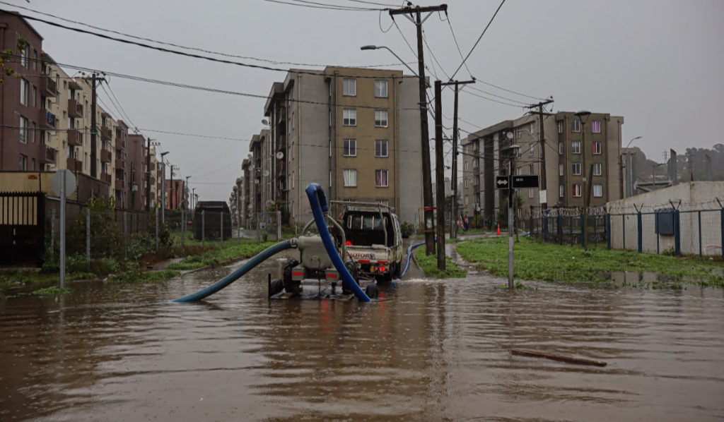 Hasta 85 mm y “severidad intensa”: DMC emite alarma meteorológica por sistema frontal en Santiago y tres regiones más