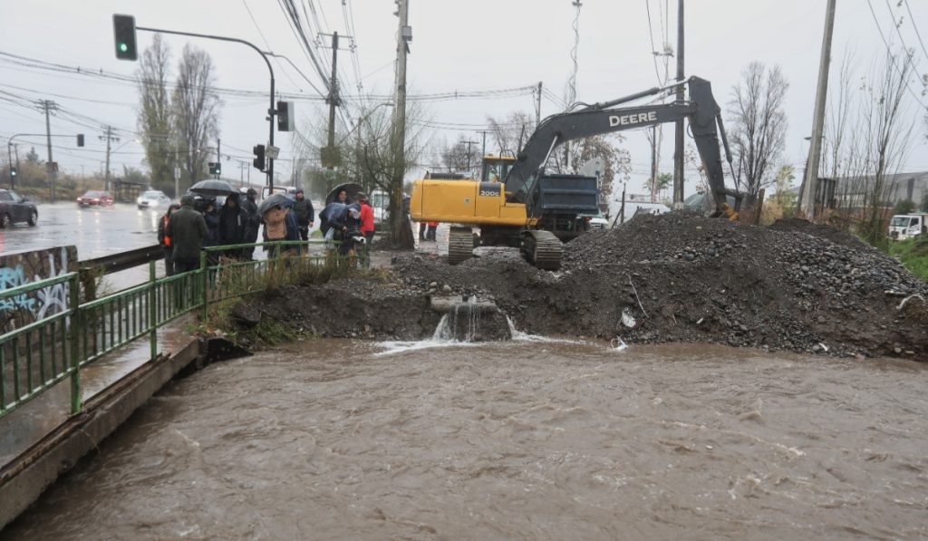 Vodanovic monitoreó Canal Santa Marta y aseguró: “Estaremos hasta muy tarde acudiendo a cada emergencia”
