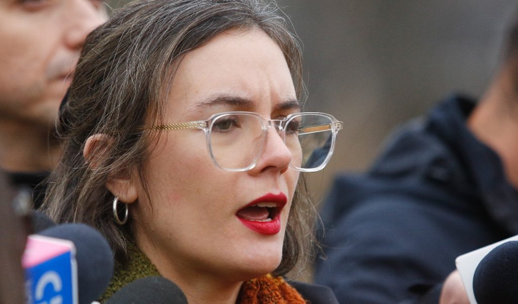Ministra Vallejo sostiene que “la suspensión de las clases sigue, mañana igual”