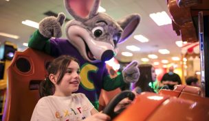 Pizza y diversión asegurada: toda la familia disfruta en Chuck E. Cheese