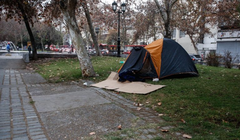 Sistema frontal: cómo ayudar de forma segura a personas en situación de calle durante las lluvias