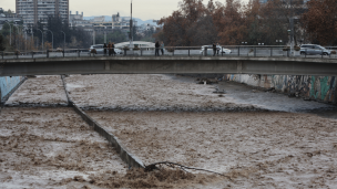 Encuentran un cuerpo en la ribera del río Mapocho