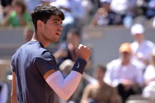 Carlos Alcaraz supera a Jannik Sinner y se instala en la final de Roland Garros