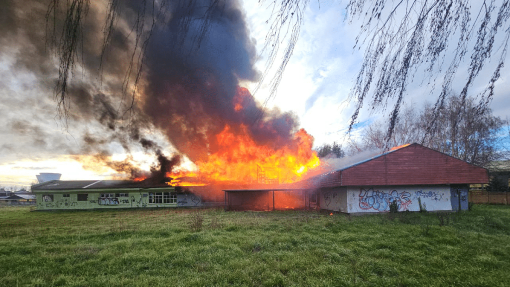 incendio Incendio destruyó colegio abandonado en Temuco.