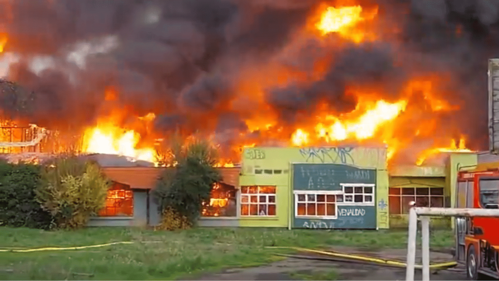 Voraz incendio destruyó colegio abandonado de Temuco