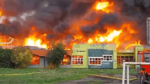 Voraz incendio destruyó colegio abandonado de Temuco