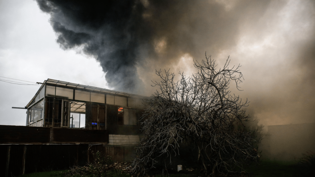 Bomberos combate incendio en bodegas de La Pintana