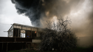 Bomberos combate incendio en bodegas de La Pintana