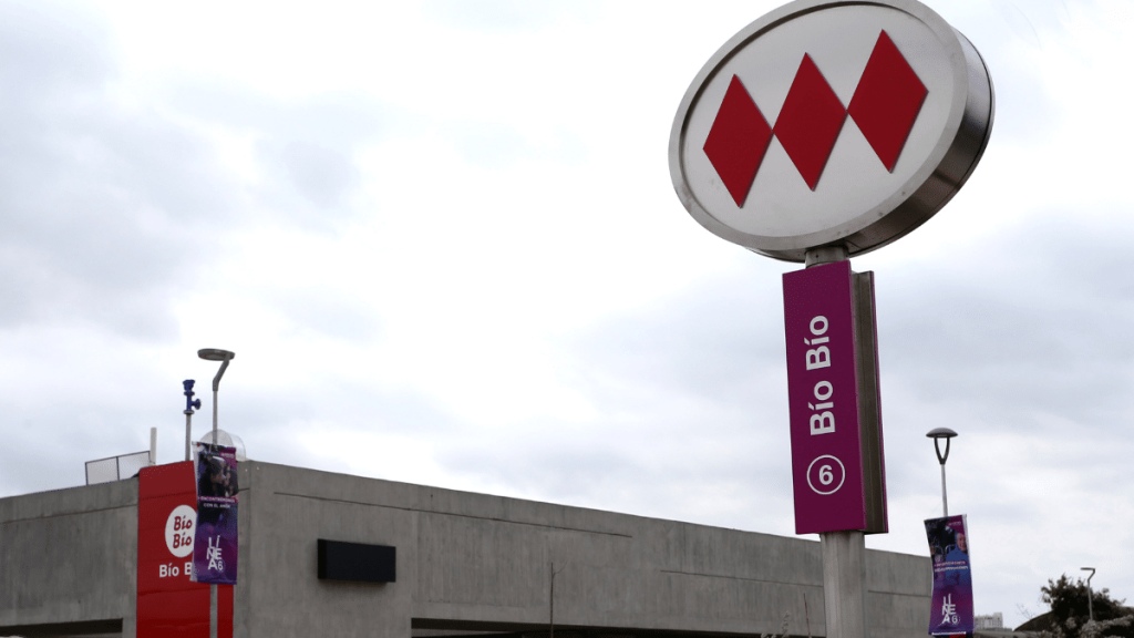 Metro de Santiago iniciará “pruebas de paso de trenes” para reponer servicio en estación Bío Bío