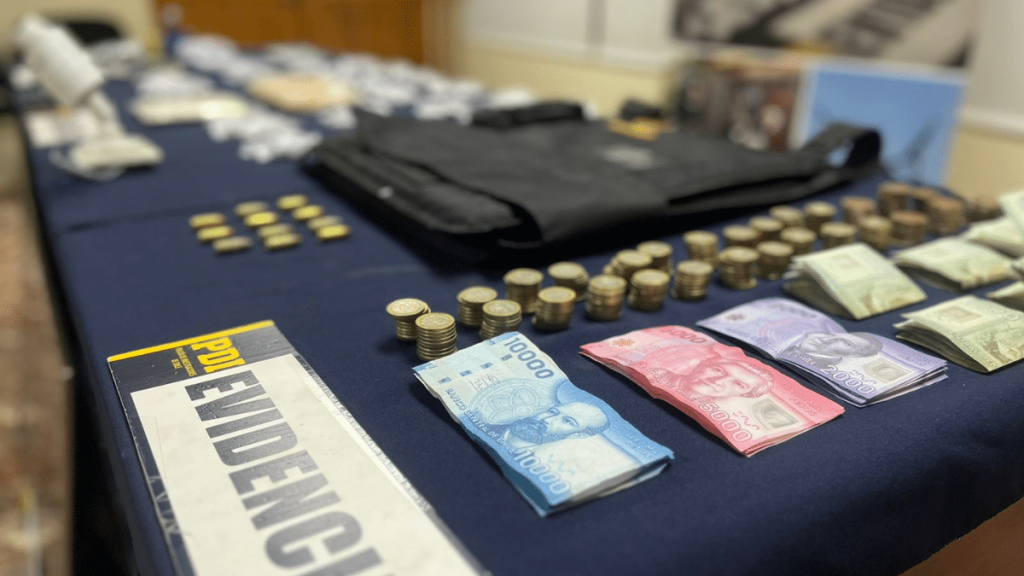 Operativo en Maipú permitió la detención de cinco personas por tráfico de drogas