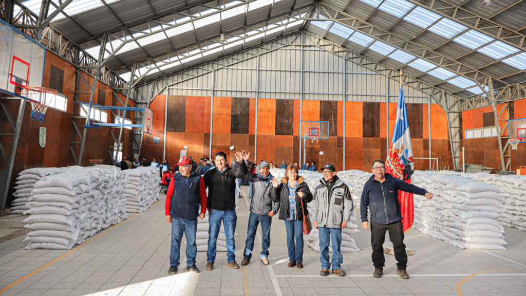 agricultores Agricultores recibiendo las primeras ayudas en Arauco.