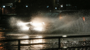 Sistema frontal: Semáforos apagados, pasos bajo nivel inundados y acumulación de agua en varios puntos de Santiago