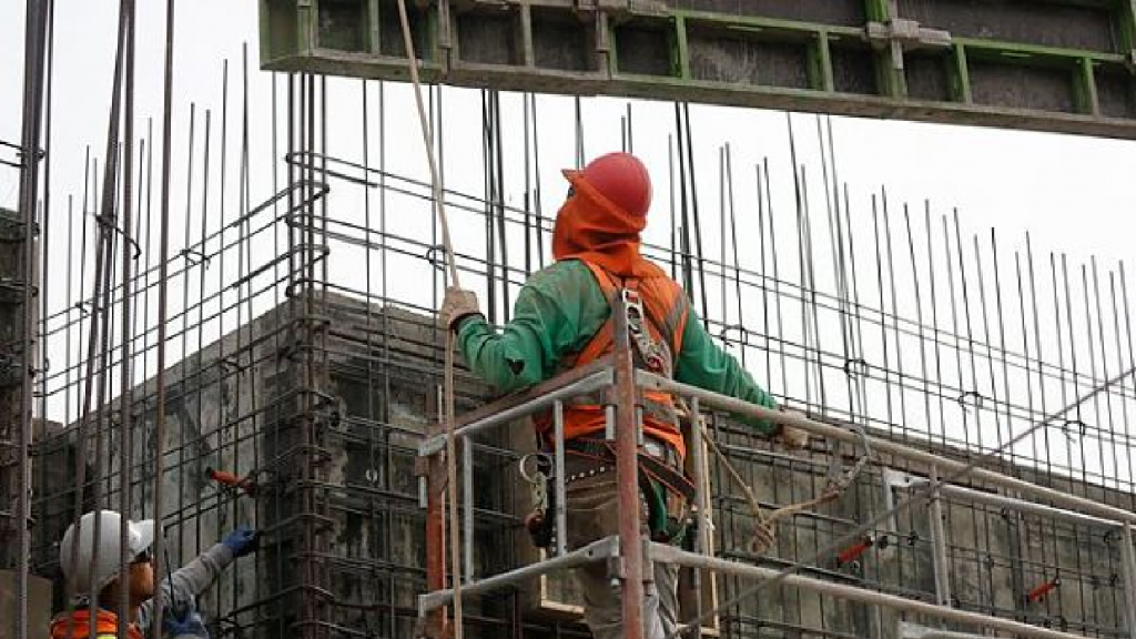 Constructoras denuncian millonarios atrasos del Minvu: gremio alerta riesgo en proyectos habitacionales
