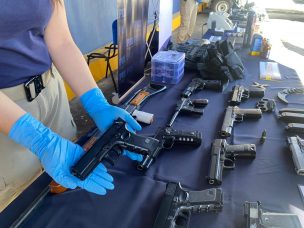 Operativo de la PDI en tomas de Calama terminó con cinco detenidos, incautación de armas, municiones, droga y más de 9 millones en efectivo