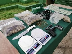 Carabineros detiene a tres ciudadanos venezolanos y decomisa armas y droga en operativo en Santiago Centro