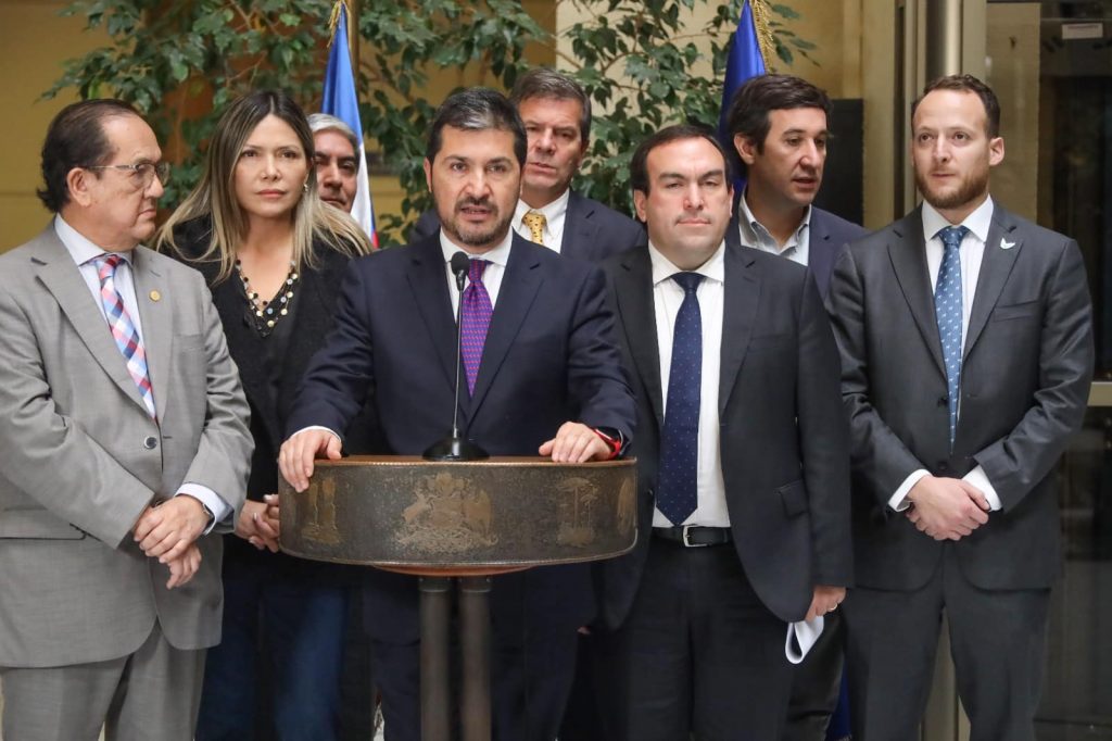 Chile Vamos y Republicanos emplazan al Presidente Boric: “Si le queda algo de dignidad, saque al embajador Velasco”
