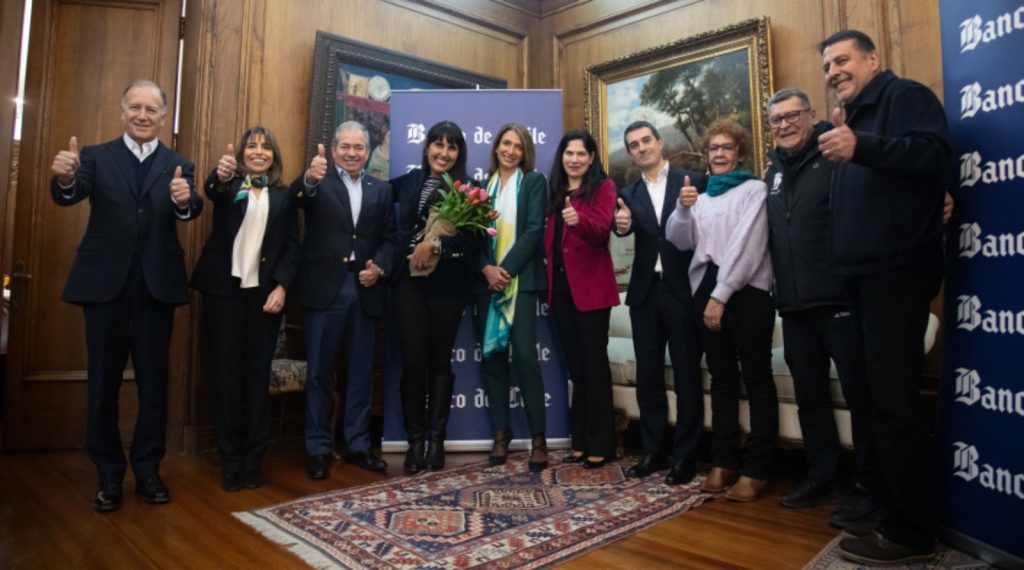 Banco de Chile rinde homenaje a Bárbara Hernández tras superar el ‘Desafío de los 7 Mares’