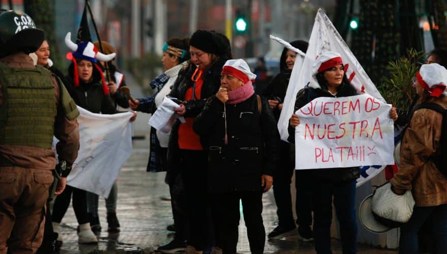 Concentración de extrabajadoras de Junaeb en Avenida Américo Vespucio durante este día lunes protestando por el no pago de finiquitos.