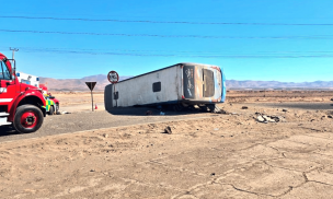 Volcamiento de bus en Ruta 5 Norte deja dos muertos y varios heridos