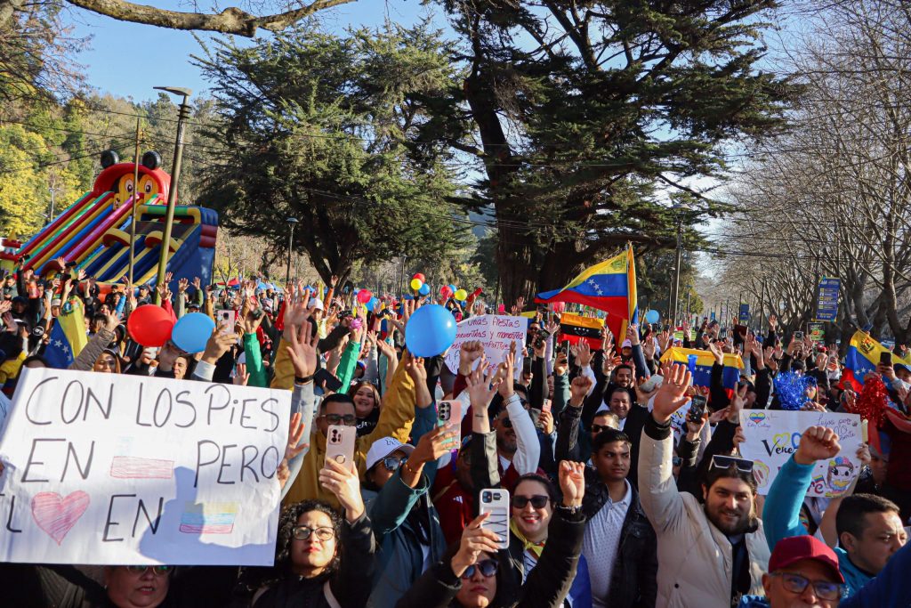 Cadem: 67% cree que venezolanos se irán de Chile 