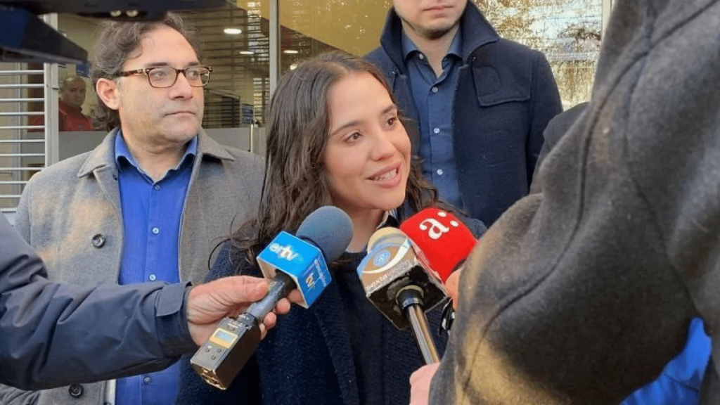 Machalí Abogada Carla Lavín entregando detalles de la querella que presentó el alcalde de Machalí.