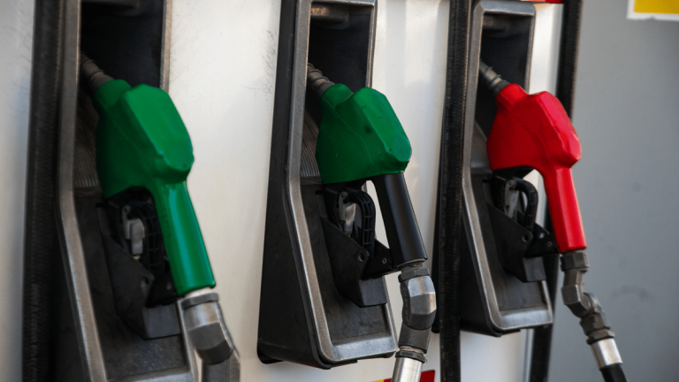 ¿Bajará la bencina?: Precio del petróleo se desploma ante posible acuerdo entre EE. UU. e Irán