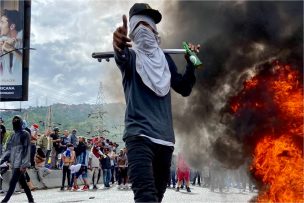 Multitudinarias protestas en Caracas condenando la reelección de Nicolás Maduro