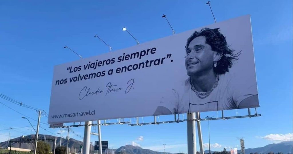 Madre de Claudio Iturra honra su memoria con gigantografía: “Los viajeros siempre nos volvemos a encontrar”