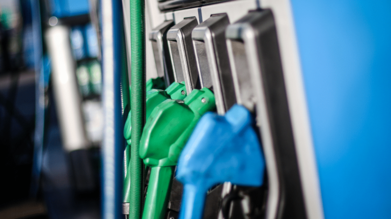 Precio del petróleo sigue cayendo y alcanza su nivel más bajo desde el inicio de la guerra
