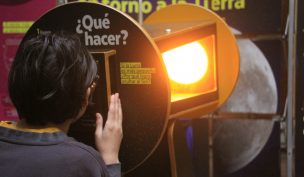 “Astro Itinerante, un viaje a nuestro Sistema Solar”: Exposición del MIM se instala en Municipalidad de Santiago