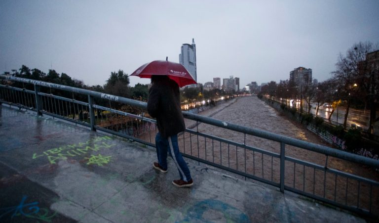 Sistema frontal regresa a Santiago este lunes: revisa a qué hora comenzará a llover en la capital