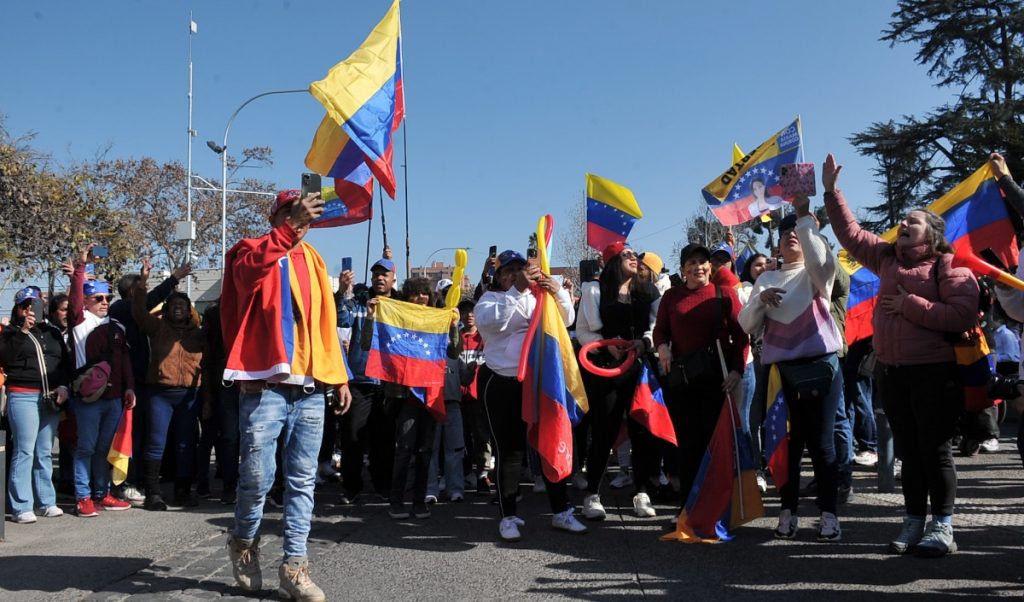 Migraciones a venezolanos: “Hemos autorizado la posibilidad de salir del país con el pasaporte o el documento de viaje vencido”