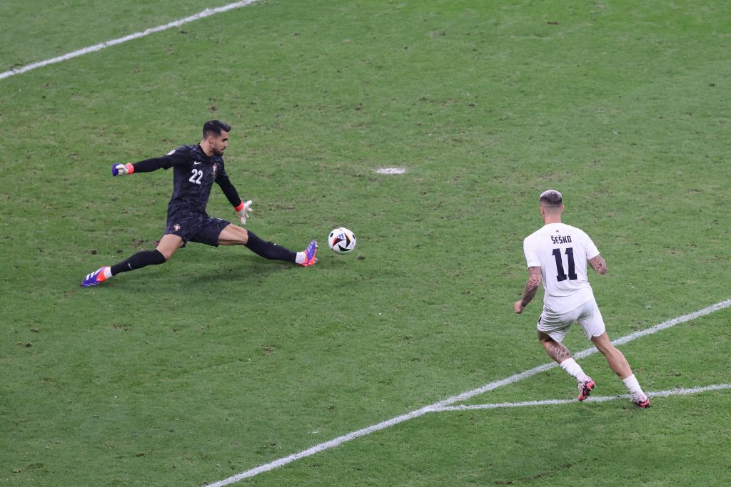 A lo Claudio Bravo: Diogo Costa salva a Cristiano Ronaldo y mete a Portugal en cuartos de la Euro