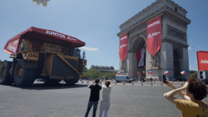 Imágenes de enorme camión minero recorriendo las calles de París se viralizó en redes sociales