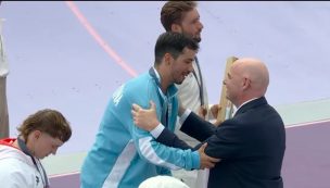 El presidente de la FIFA fue el encargado de dar la primera medalla de oro a Argentina en París 2024