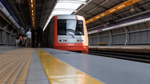 Por persona en la vía: Metro de Santiago informa seis estaciones cerradas en Línea 1