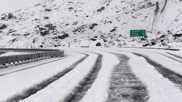 Anuncian cierre preventivo del Paso Los Libertadores por nevadas en la cordillera